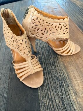 Pour La Victoire Nude Cut Design T-Strap High Heels 6.5